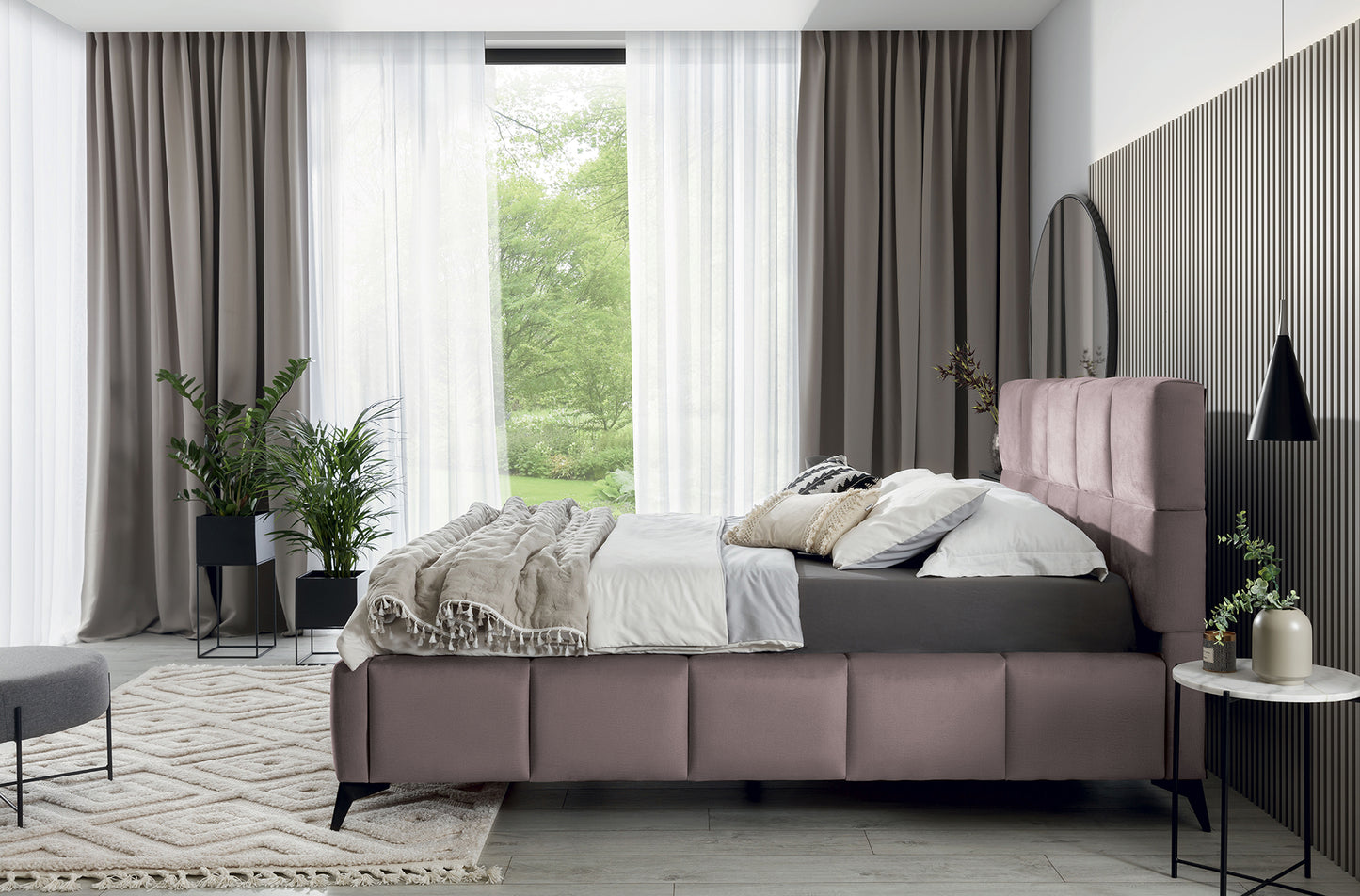 Łóżko Mist w odcieniu Loco 24 jasnoróżowy, rozmiar 160x200 cm, widok z boku w eleganckiej sypialni z jasnymi zasłonami i dekoracyjnymi poduszkami.