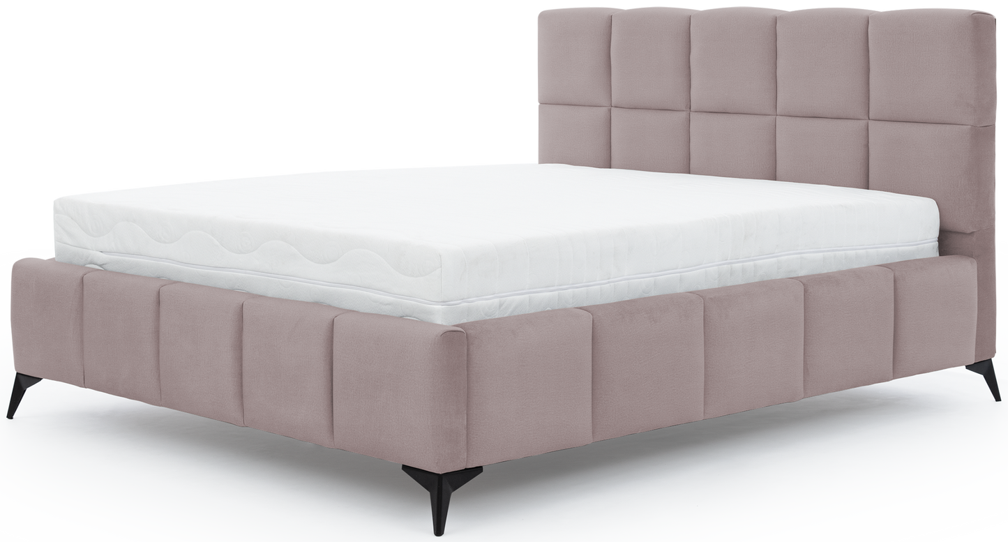 Łóżko Mist w kolorze Loco 24 jasnoróżowy, rozmiar 180x200 cm, widok na wprost z materacem i tapicerowanym zagłówkiem.