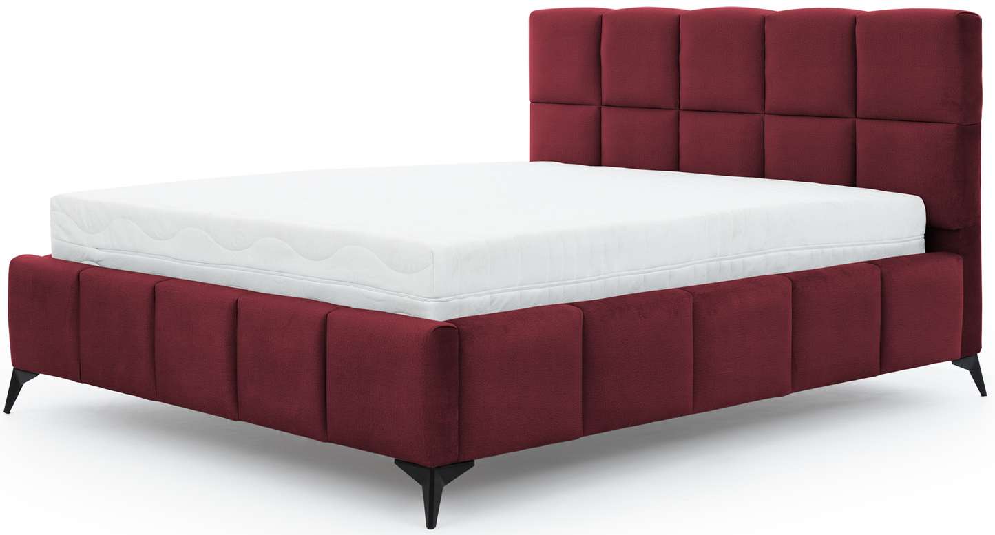 Łóżko Mist w kolorze Loco 25 czerwony, rozmiar 140x200 cm, widok na wprost z materacem i tapicerowanym zagłówkiem.