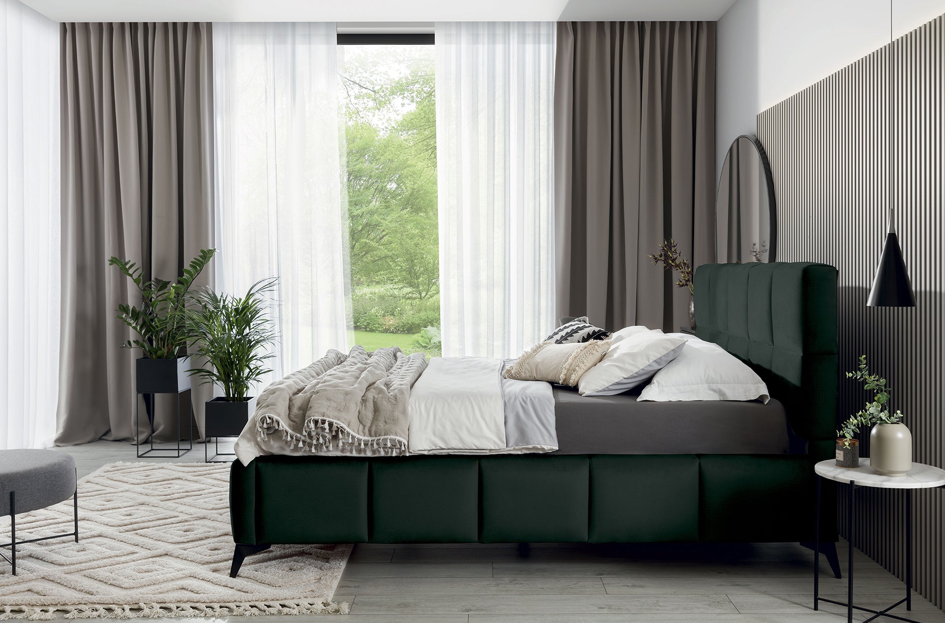 Łóżko Mist w odcieniu Loco 35 ciemnozielony, rozmiar 140x200 cm, widok z boku w eleganckiej sypialni z jasnymi zasłonami i dekoracyjnymi poduszkami.