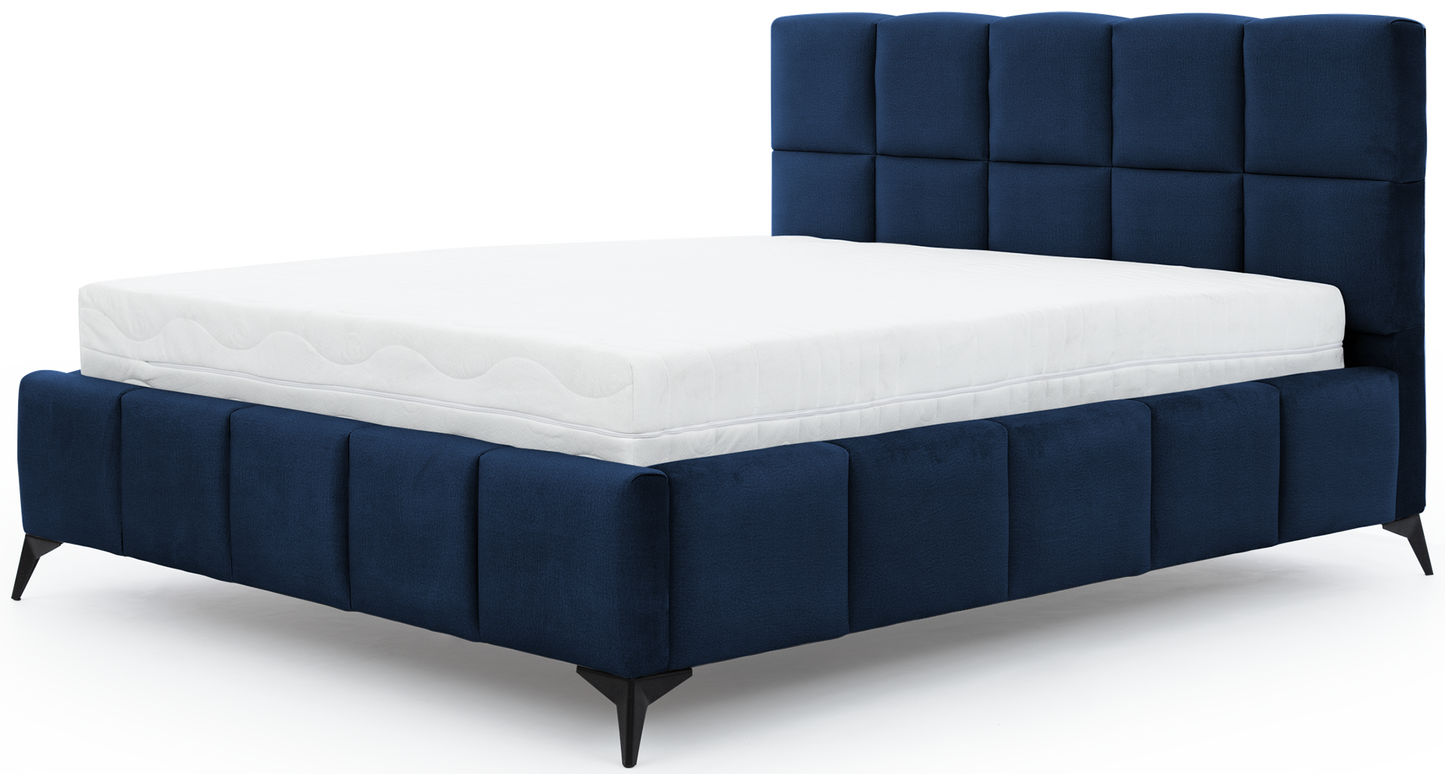 Łóżko Mist w kolorze Loco 40 granatowy, rozmiar 180x200 cm, widok na wprost z materacem i tapicerowanym zagłówkiem.
