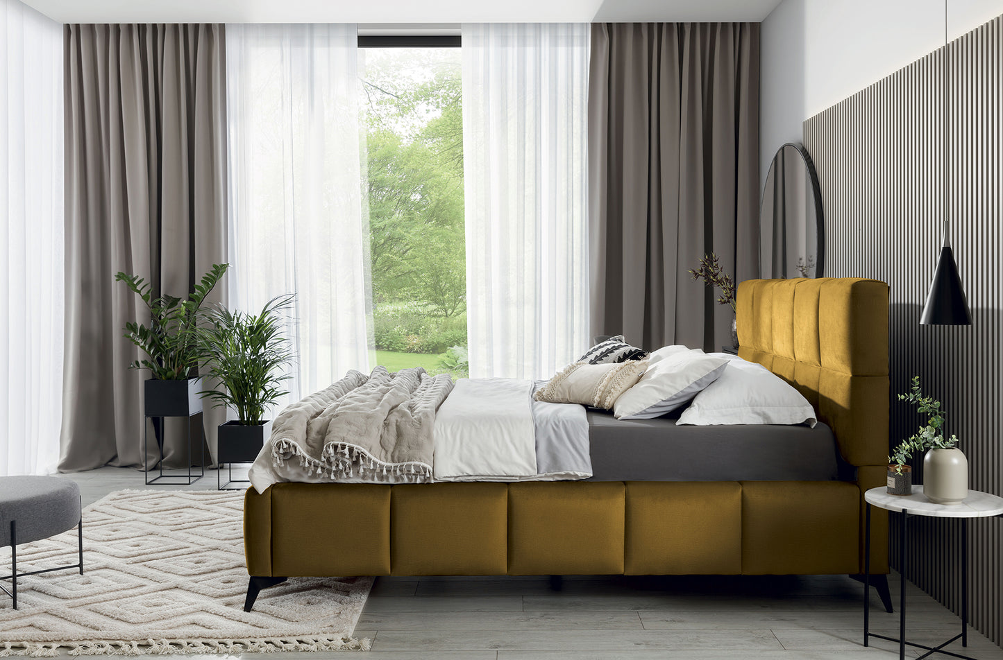 Łóżko Mist w odcieniu Loco 45 miodowy, rozmiar 160x200 cm, widok z boku w eleganckiej sypialni z jasnymi zasłonami i dekoracyjnymi poduszkami.