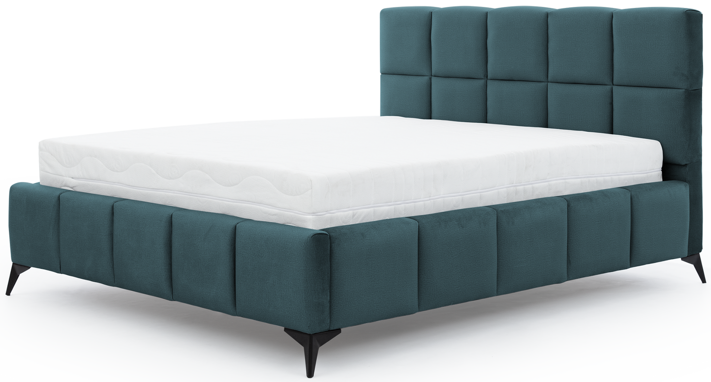 Łóżko Mist w kolorze Monolith 76 jasnoniebieski, rozmiar 140x200 cm, widok na wprost z materacem i tapicerowanym zagłówkiem.