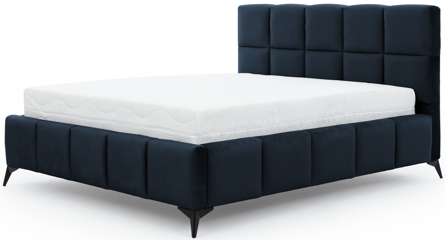 Łóżko Mist w kolorze Monolith 79 granatowy, rozmiar 140x200 cm, widok na wprost z materacem i tapicerowanym zagłówkiem.