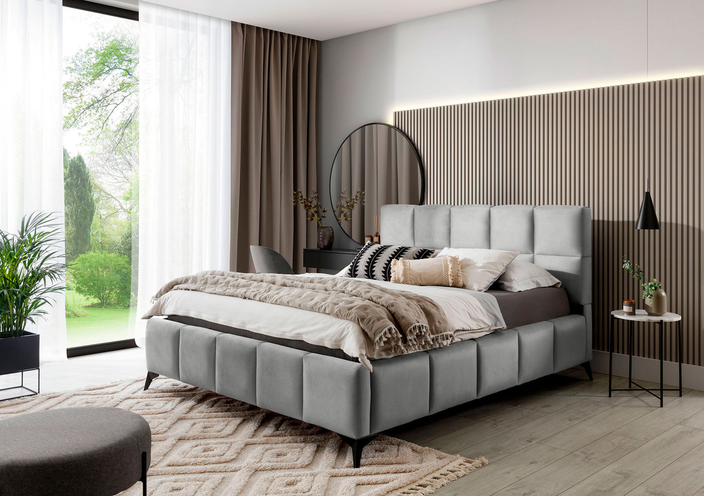 Łóżko Mist w odcieniu Nube 03 jasnoszary 140x200 cm ustawione w nowoczesnej sypialni z dużym oknem i eleganckimi dodatkami.