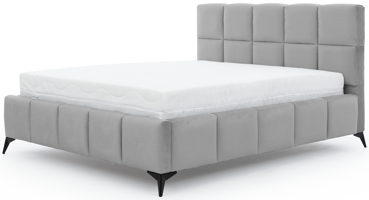 Łóżko Mist w kolorze Nube 03 jasnoszary, rozmiar 180x200 cm, widok na wprost z materacem i tapicerowanym zagłówkiem.