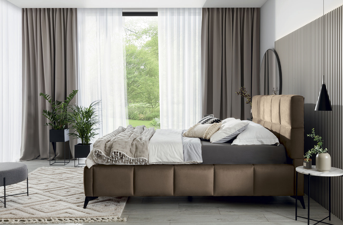 Łóżko Mist w odcieniu Nube 20 beżowy, rozmiar 140x200 cm, widok z boku w eleganckiej sypialni z jasnymi zasłonami i dekoracyjnymi poduszkami.