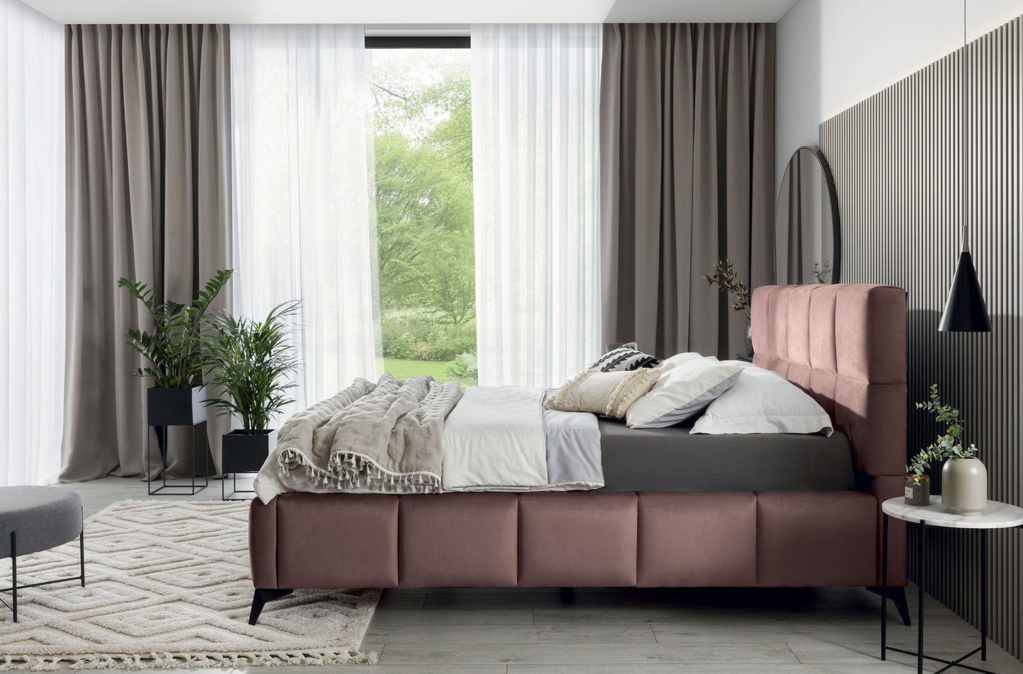 Łóżko Mist w odcieniu Nube 24 różowy, rozmiar 140x200 cm, widok z boku w eleganckiej sypialni z jasnymi zasłonami i dekoracyjnymi poduszkami.