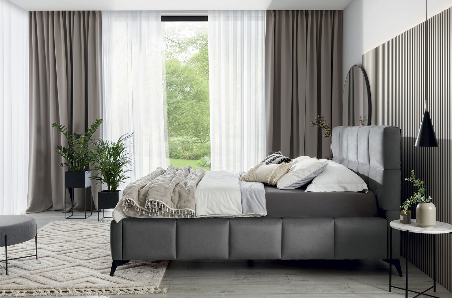 Łóżko Mist w odcieniu Velvetmat 04 szary, rozmiar 140x200 cm, widok z boku w eleganckiej sypialni z jasnymi zasłonami i dekoracyjnymi poduszkami.