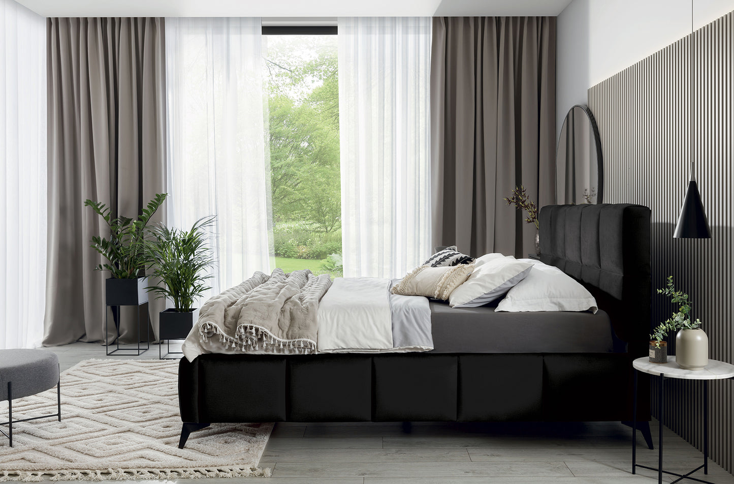 Łóżko Mist w odcieniu Velvetmat 10 czarny, rozmiar 160x200 cm, widok z boku w eleganckiej sypialni z jasnymi zasłonami i dekoracyjnymi poduszkami.