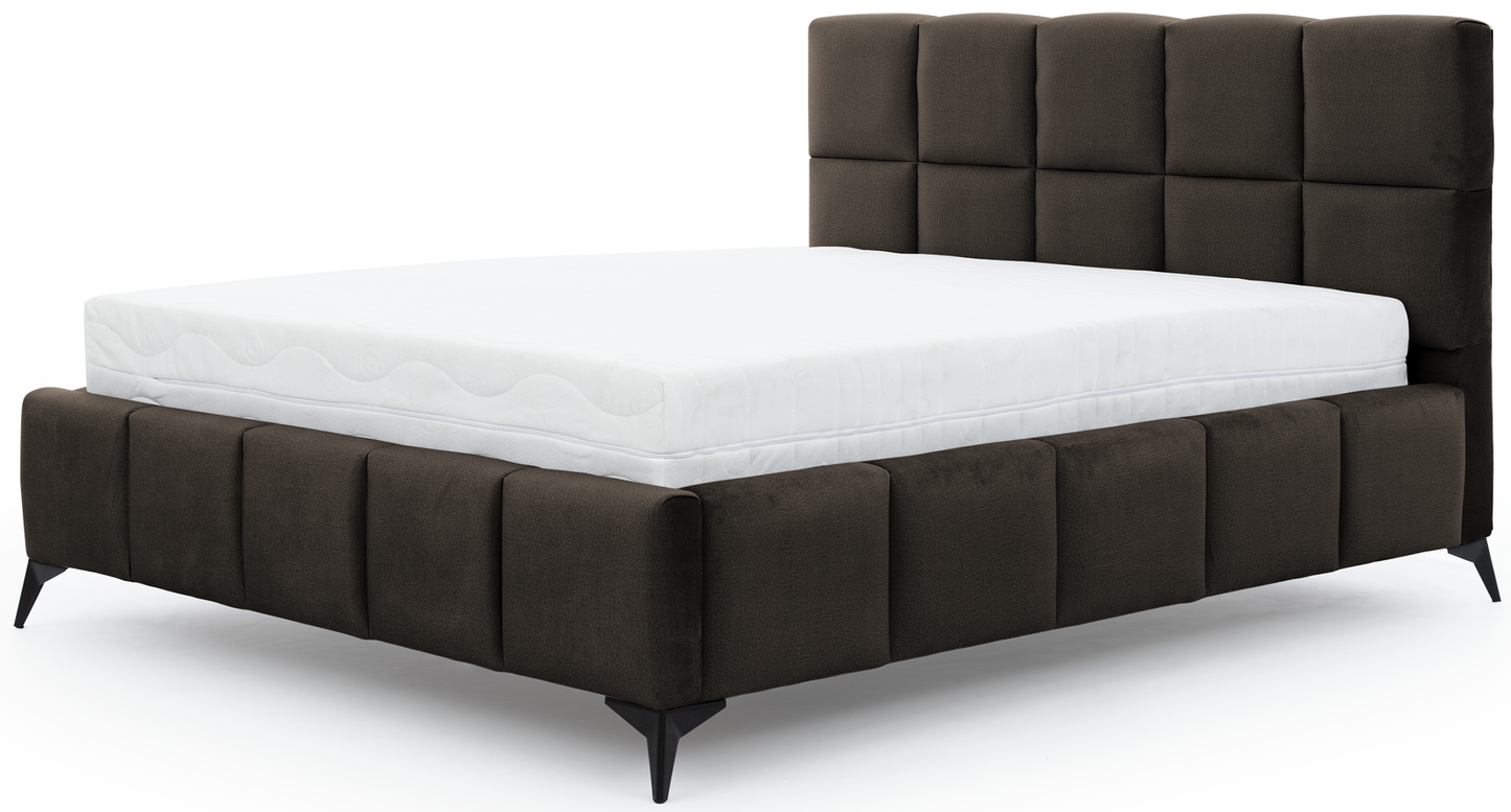 Łóżko Mist w kolorze Velvetmat 22 brązowy, rozmiar 180x200 cm, widok na wprost z materacem i tapicerowanym zagłówkiem.