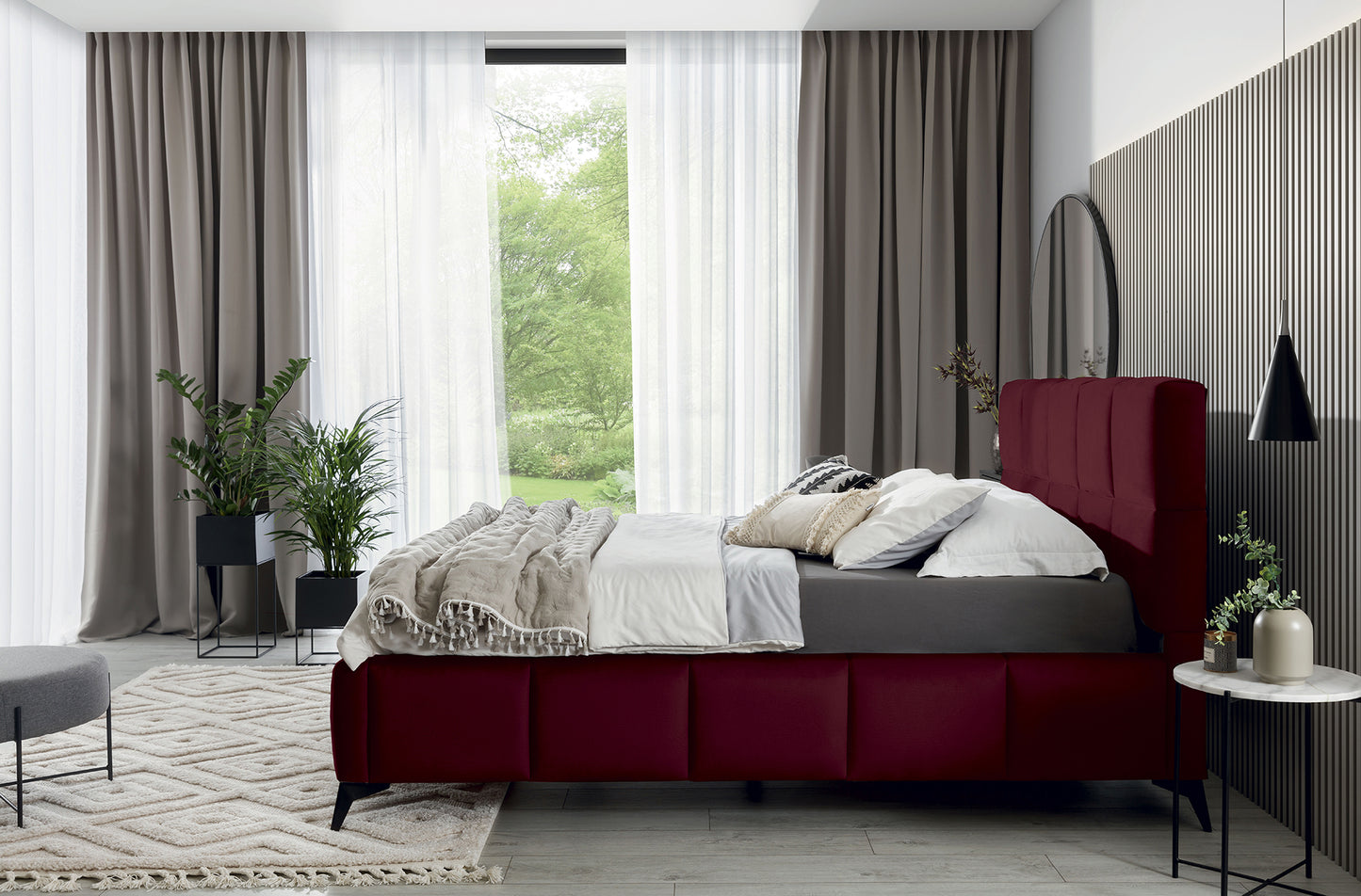Łóżko Mist w odcieniu Velvetmat 25 bordowy, rozmiar 160x200 cm, widok z boku w eleganckiej sypialni z jasnymi zasłonami i dekoracyjnymi poduszkami.