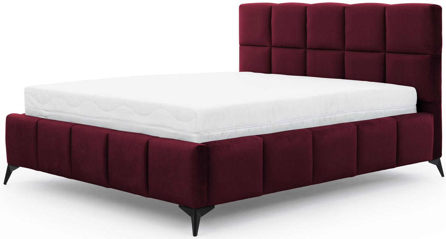 Łóżko Mist w kolorze Velvetmat 25 bordowy, rozmiar 160x200 cm, widok na wprost z materacem i tapicerowanym zagłówkiem.