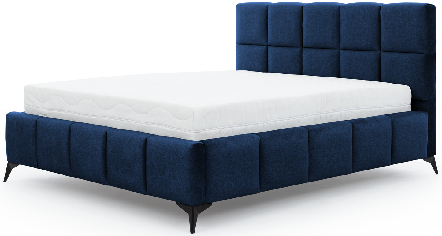 Łóżko Mist w kolorze Velvetmat 40 granatowy, rozmiar 140x200 cm, widok na wprost z materacem i tapicerowanym zagłówkiem.