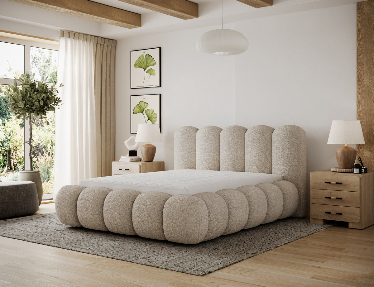 Łóżko Oloroso w beżowej tkaninie Royal 20 z białym materacem, ustawione w jasnej sypialni między drewnianymi szafkami nocnymi.