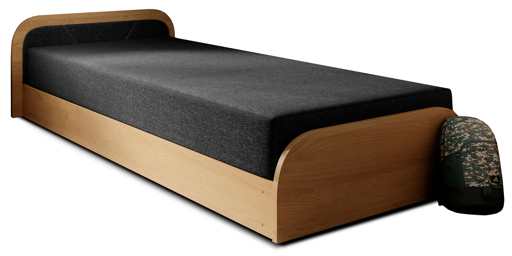 Łóżko Parys w tkaninie Sawana 05 ciemnoszary, układ lewy, na białym tle z jasnobrzozową ramą i czarnym plecakiem obok.