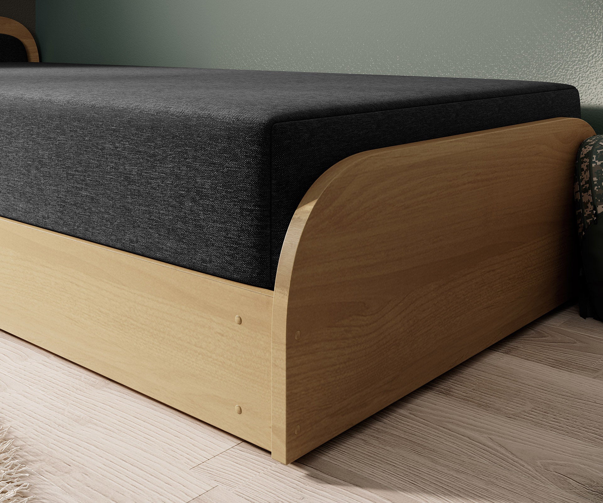 Zbliżenie na dolną część łóżka Parys Sawana 14 czarny (układ lewy) – jasnobrzozowa podstawa i materiałowy bok materaca.