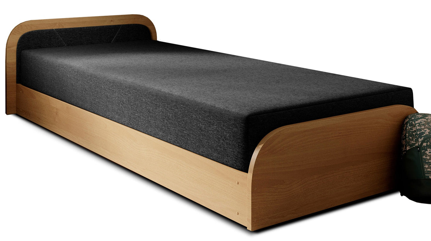 Łóżko Parys Sawana 14 czarny w układzie lewym na białym tle z jasnobrzozową ramą i moro plecakiem przy stopie.