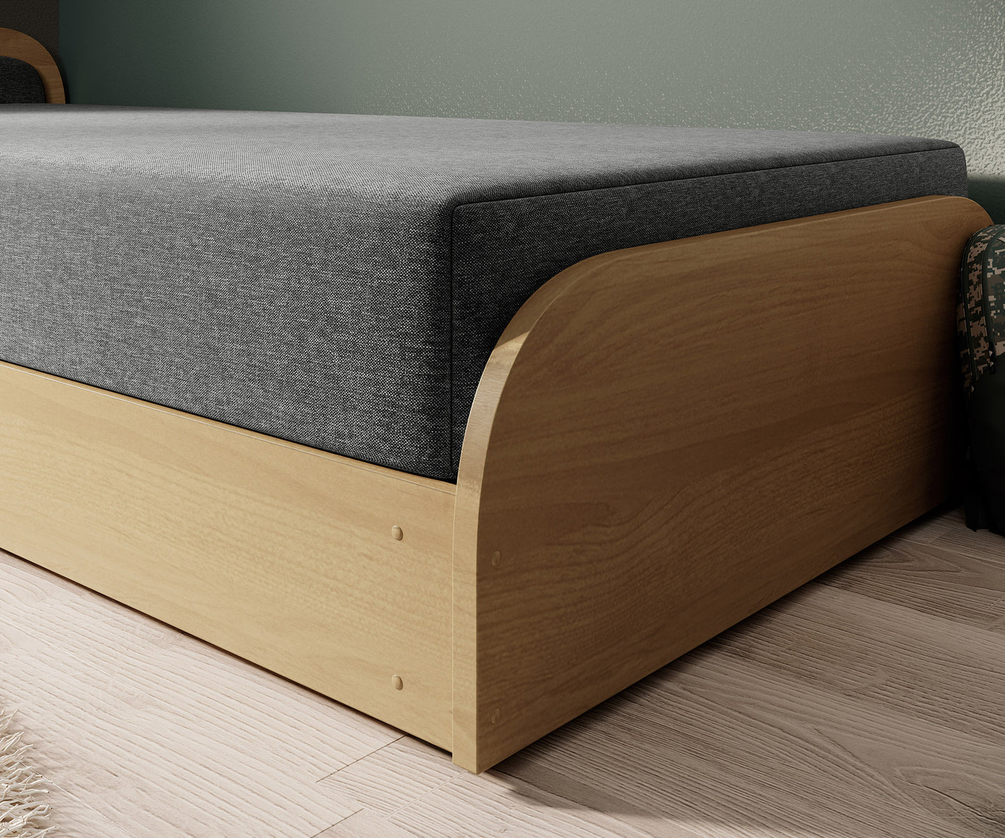 Zbliżenie na boczną część łóżka Parys Sawana 21 szary (układ lewy) — materiałowy bok materaca osadzony na jasnobrzozowej ramie.