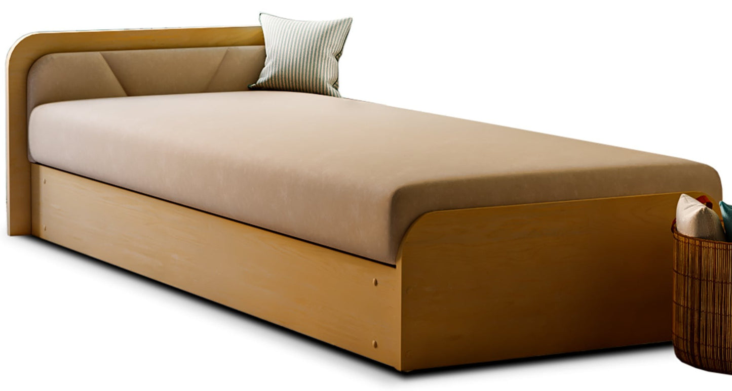 Łóżko Parys Sawana 66 karmelowy w układzie lewym, na białym tle z jasnobrzozową ramą i tapicerowanym zagłówkiem, obok kosza z poduszkami.