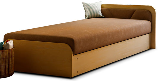 Łóżko Parys w tkaninie Alova 67 brązowy, układ prawy, z tapicerowanym zagłówkiem, na białym tle obok kosza z poduszkami.