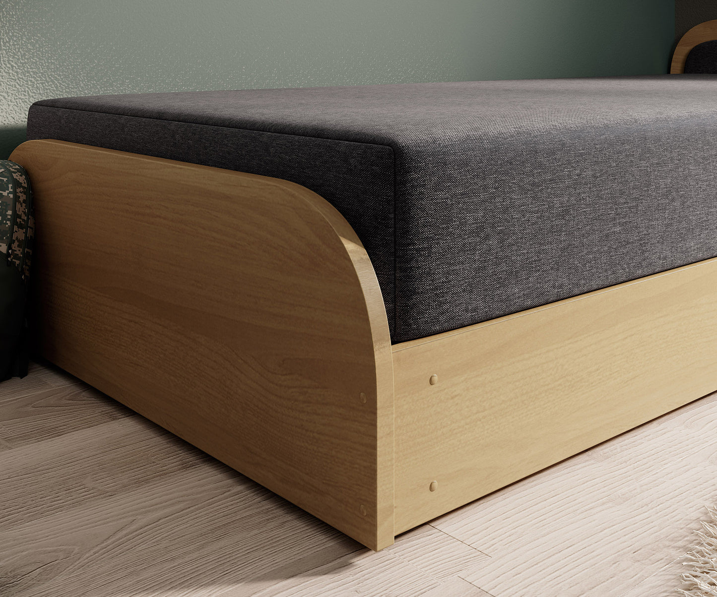 Zbliżenie na dolną część łóżka Parys Sawana 05 ciemnoszary – drewnianą podstawę i materiałowy bok materaca.