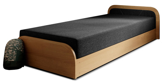 „Łóżko Parys Sawana 05 ciemnoszary układ prawy na białym tle z jasnobrzozową ramą i ciemnoszarym materacem, obok plecak w moro.