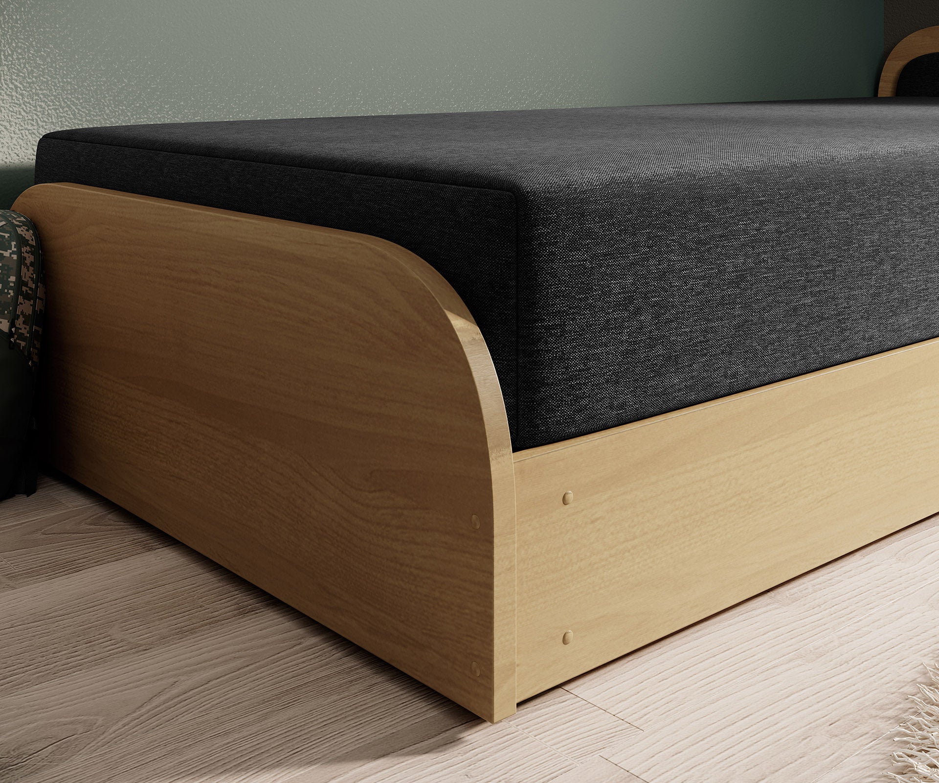 Zbliżenie na dolną część łóżka Parys w tkaninie Sawana 14 czarny – drewnianą podstawę i materiałowy bok materaca.