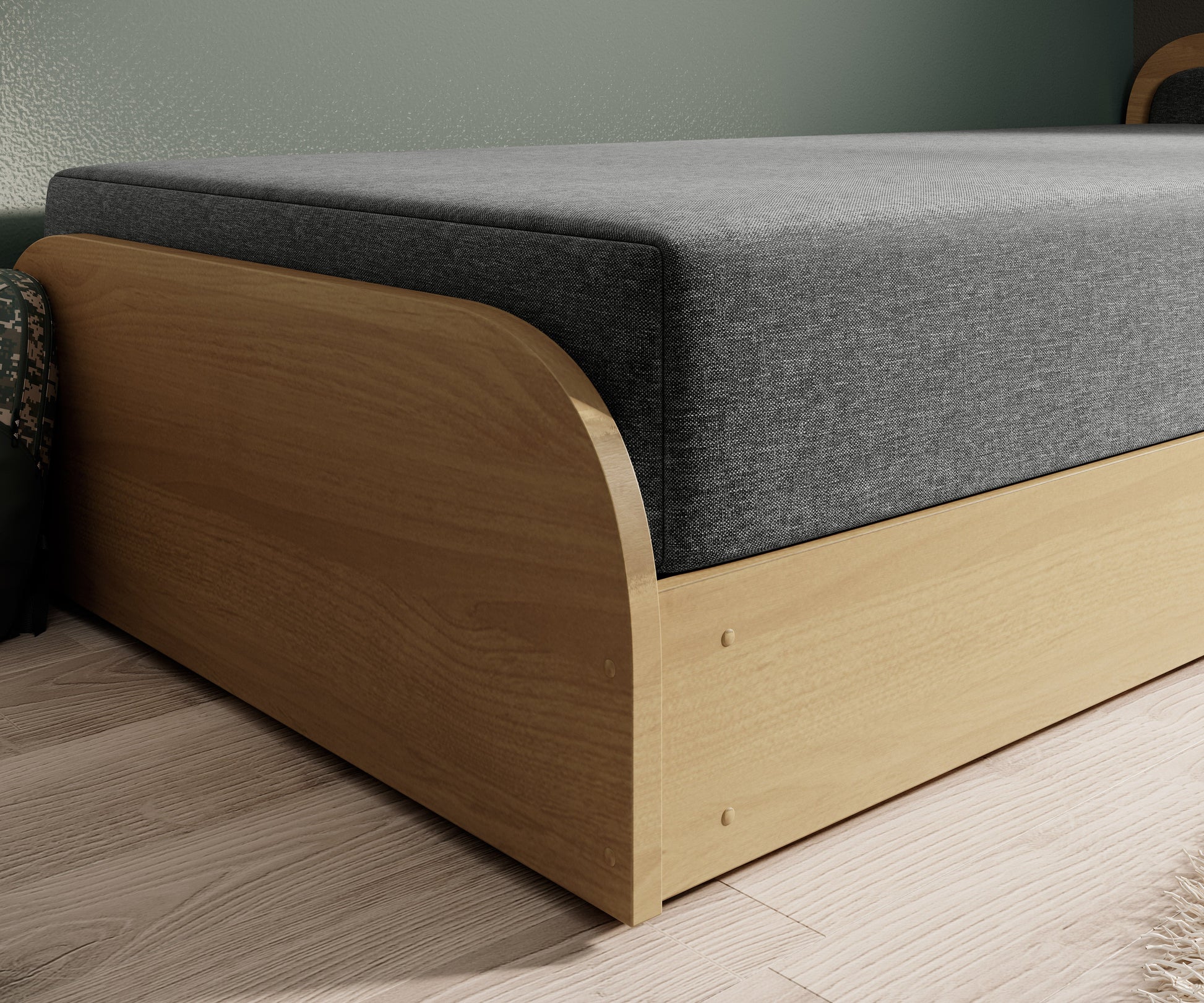 Zbliżenie na dolną część łóżka Parys Sawana 21 szary, układ prawy, z jasnobrzozową podstawą i materiałowym bokiem materaca.