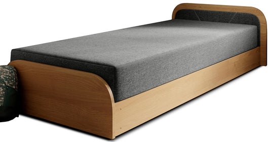 Łóżko Parys Sawana 21 szary, układ prawy, na białym tle z jasnobrzozową ramą i szarym materacem, obok plecaka w moro.