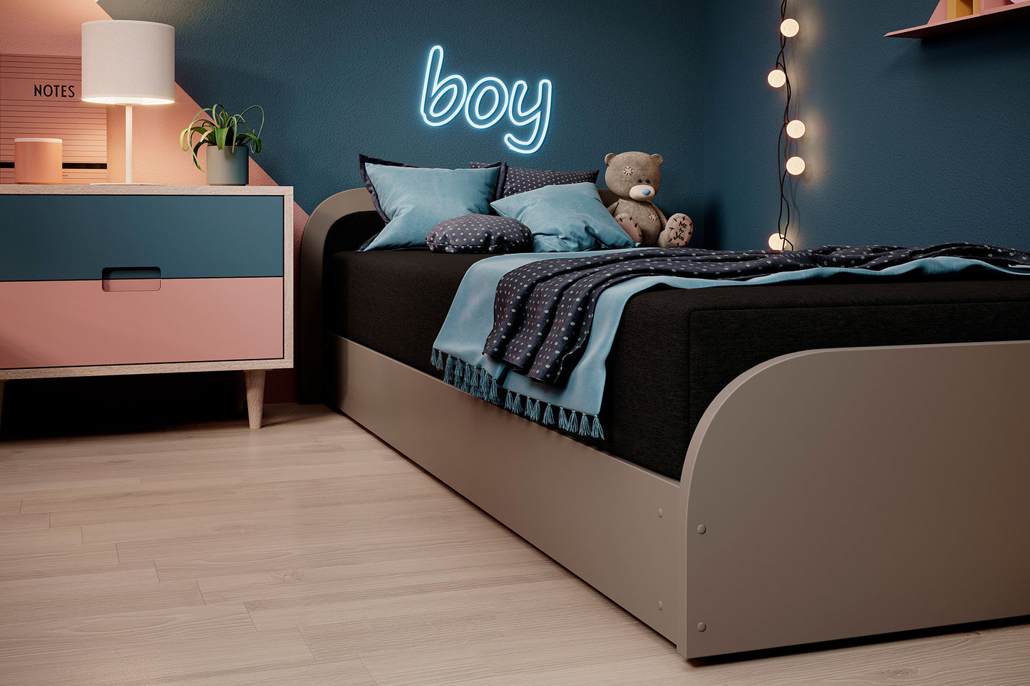 Łóżko Parys I Sawana 14 (czarny) w układzie lewym w stylowym pokoju dziecięcym, pod niebieskim neonem „boy” i obok szafki z lampką.