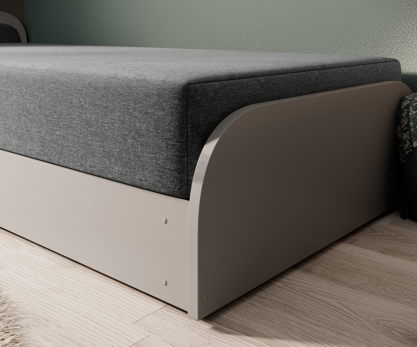 Zbliżenie na lewy bok łóżka Parys I Sawana 21 (szary) z widocznym połączeniem tkaniny materaca i gładkiego frontu korpusu.