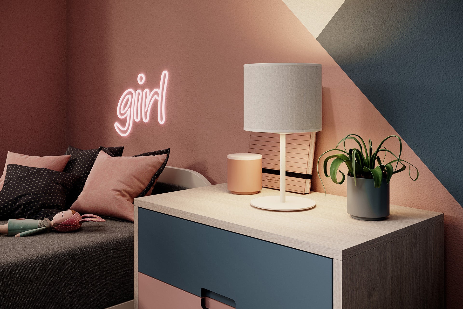 Zbliżenie na stolik nocny z lampą stołową i doniczką, obok zagłówka łóżka Parys I w tkaninie Sawana 05 ciemnoszary, układ prawy.