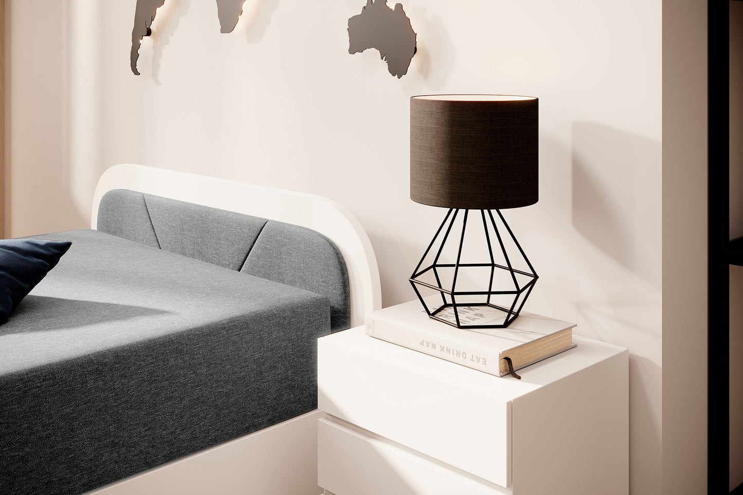 Zbliżenie na stolik nocny z lampą stołową i doniczką, obok zagłówka łóżka Parys I Sawana 21 szary, w prawym układzie.