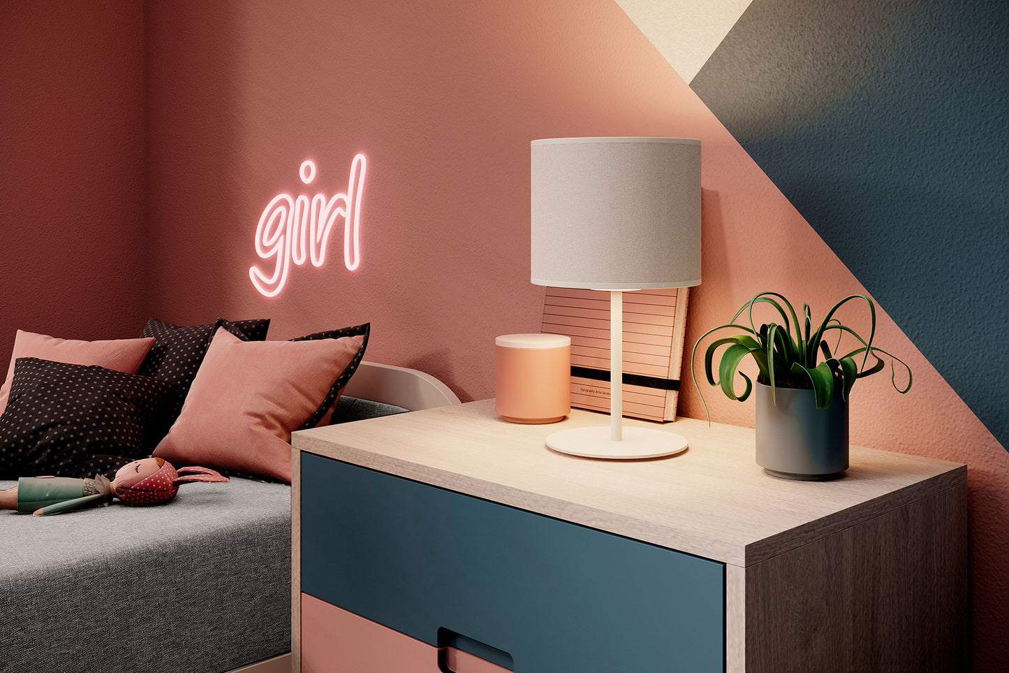 Zbliżenie na stolik nocny przy łóżku Parys I w Sawana 21 szary – na jasnym, drewnianym blacie stoi elegancka lampka z geometryczną podstawą i doniczka z zieloną rośliną, w tle fragment tapicerowanego zagłówka i kolorowa ściana.