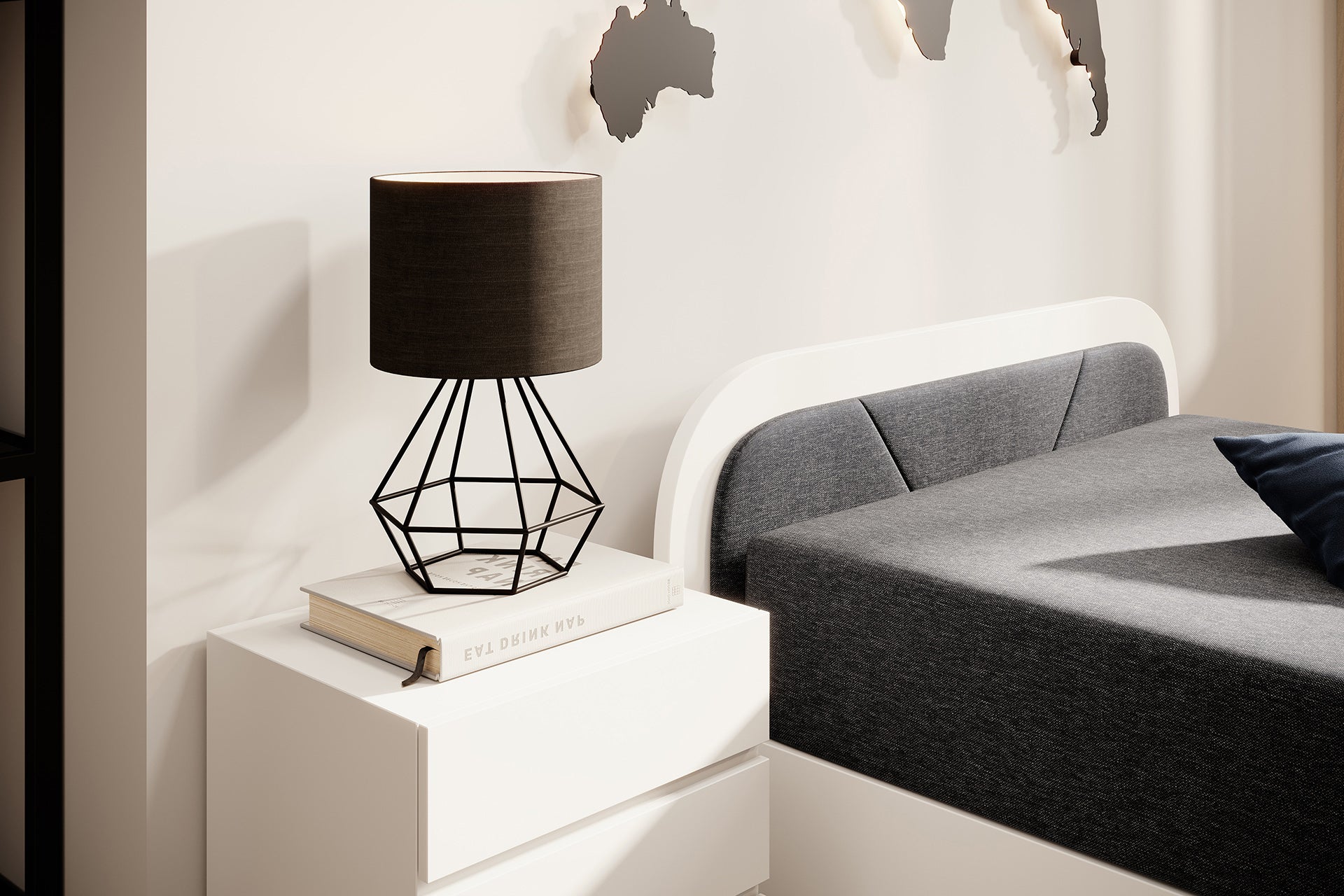 Lampka stołowa i roślina obok łóżka Parys II Sawana 05 ciemnoszary układ lewy, styl skandynawski, przytulna atmosfera.
