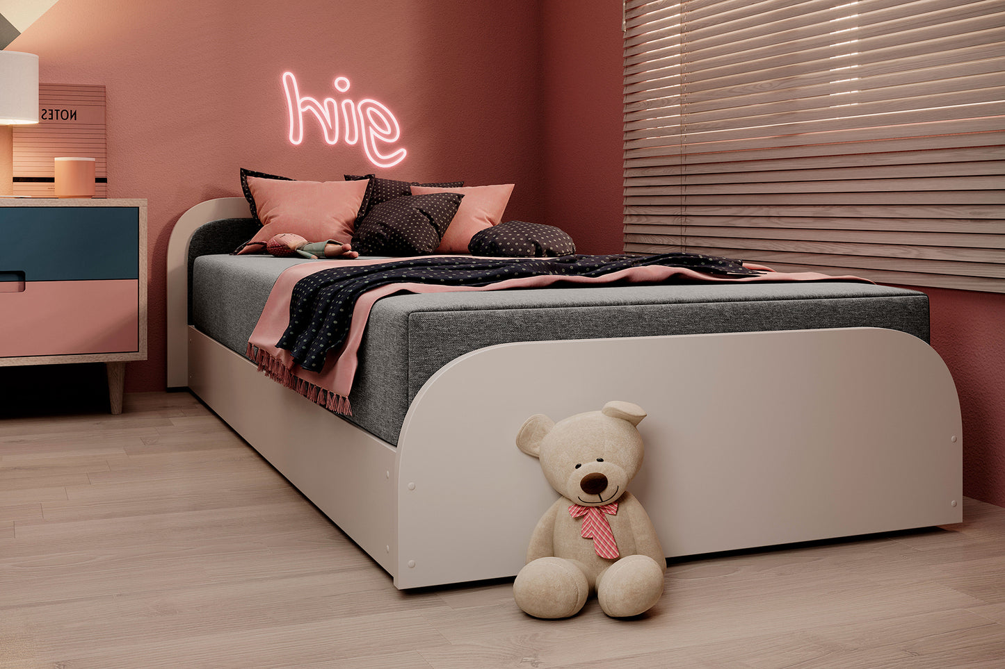 Łóżko Parys II w tapicerce Sawana 21 szary w różowo stylizowanym pokoju dziecięcym z pluszowym misiem przy stopie.