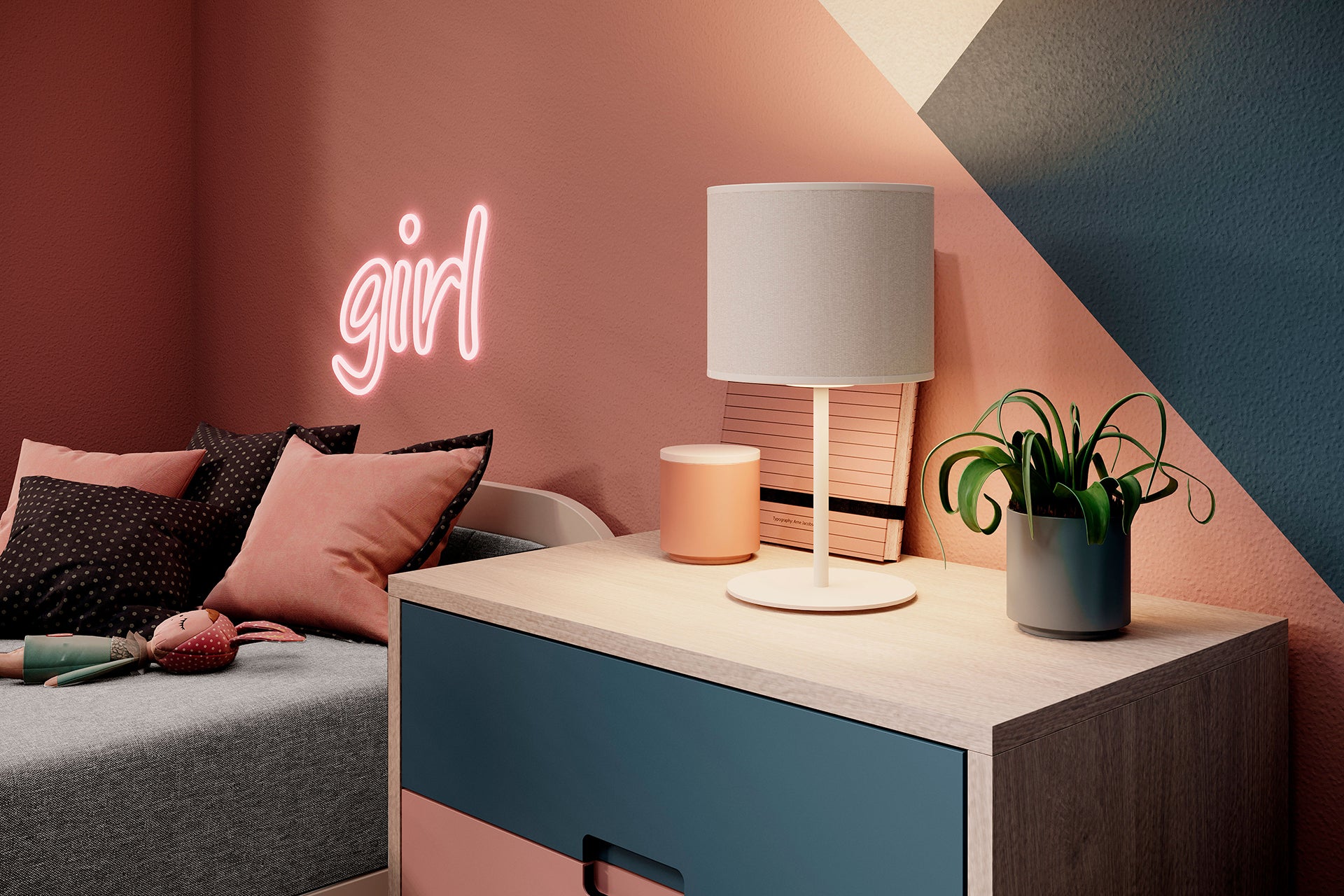 Zbliżenie na stolik nocny obok łóżka Parys II w tapicerce Sawana 21 czarny: na jasnym blacie stoi lampka stołowa i doniczka z rośliną, za nimi leży gramofon, a na różowo-granatowej ścianie świeci neonowy napis „girl”.