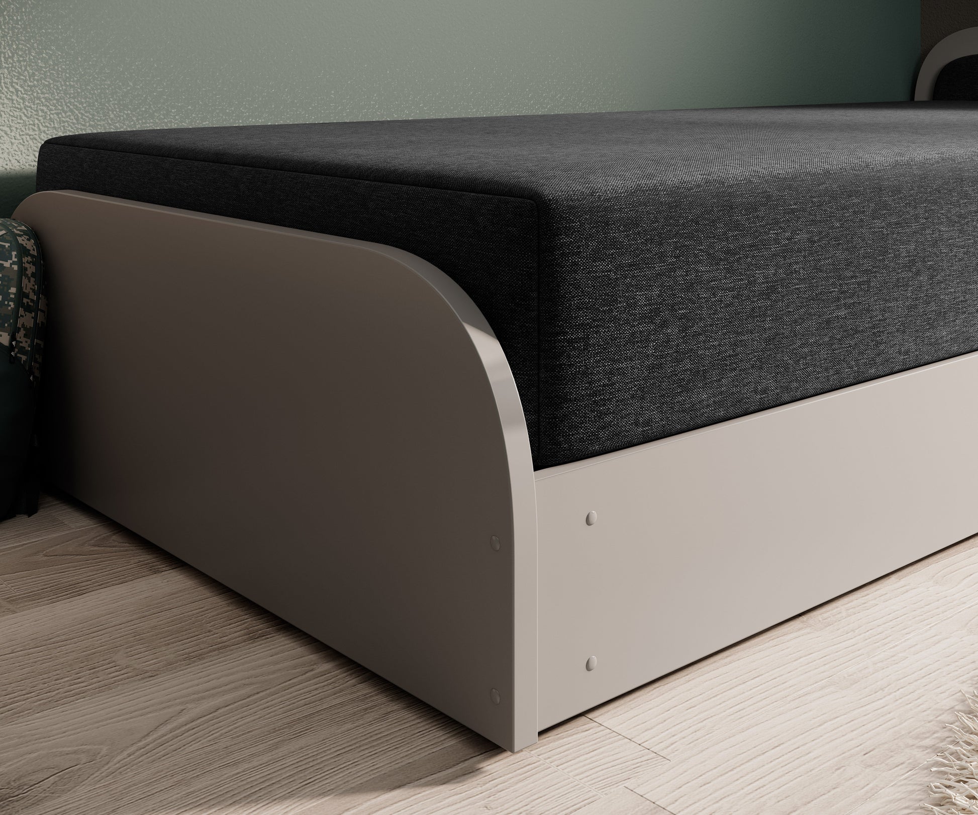 Zbliżenie na róg łóżka Parys Alova 04 czarny (układ prawy), ukazujące czarną tkaninę materaca i zaokrąglony, szary panel ramy.