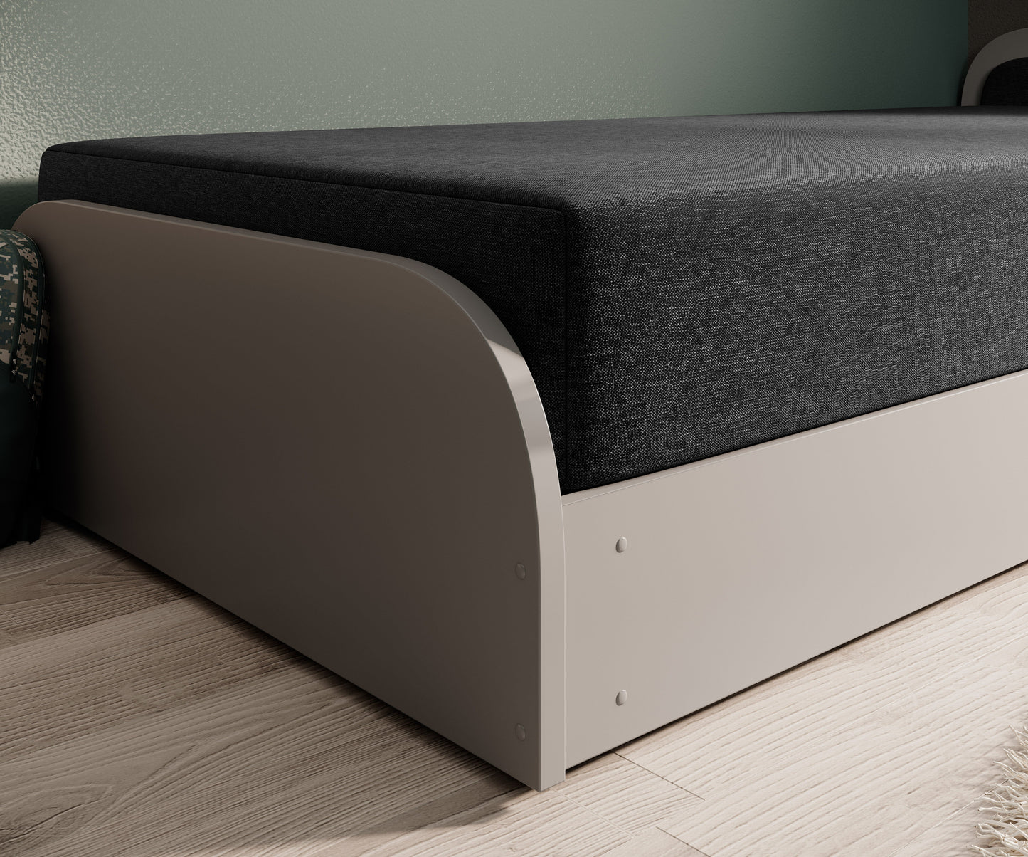 Zbliżenie na panel boczny i krawędź materaca łóżka Parys II w tkaninie Sawana 05 ciemnoszary (układ prawy), ukazujące kontrast matowego wykończenia szarego stelaża ze strukturą antracytowej tkaniny.