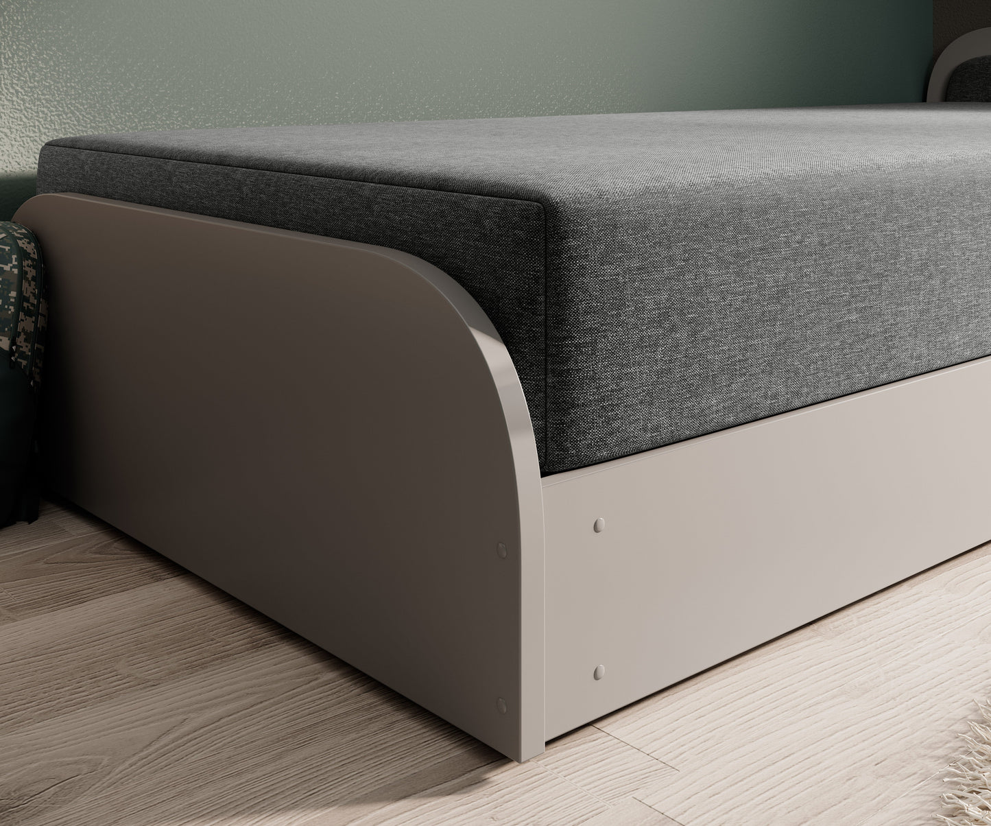 Zbliżenie na prawe, zaokrąglone zakończenie łóżka Parys II Sawana 21 (szary), eksponujące fakturę tkaniny i precyzyjne wykończenie nitów.