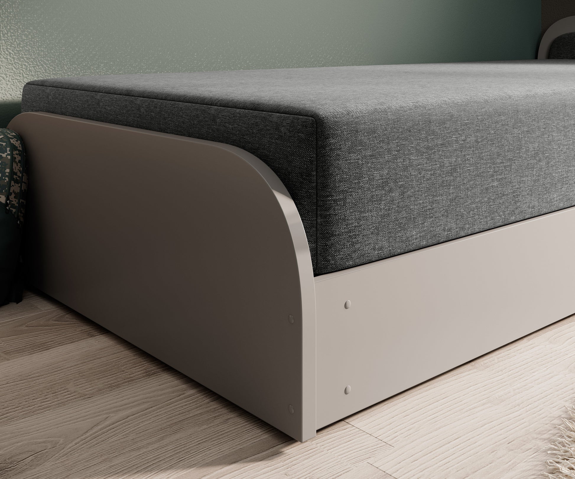 Zbliżenie na prawe, zaokrąglone zakończenie łóżka Parys II Sawana 21 (szary), eksponujące fakturę tkaniny i precyzyjne wykończenie nitów.