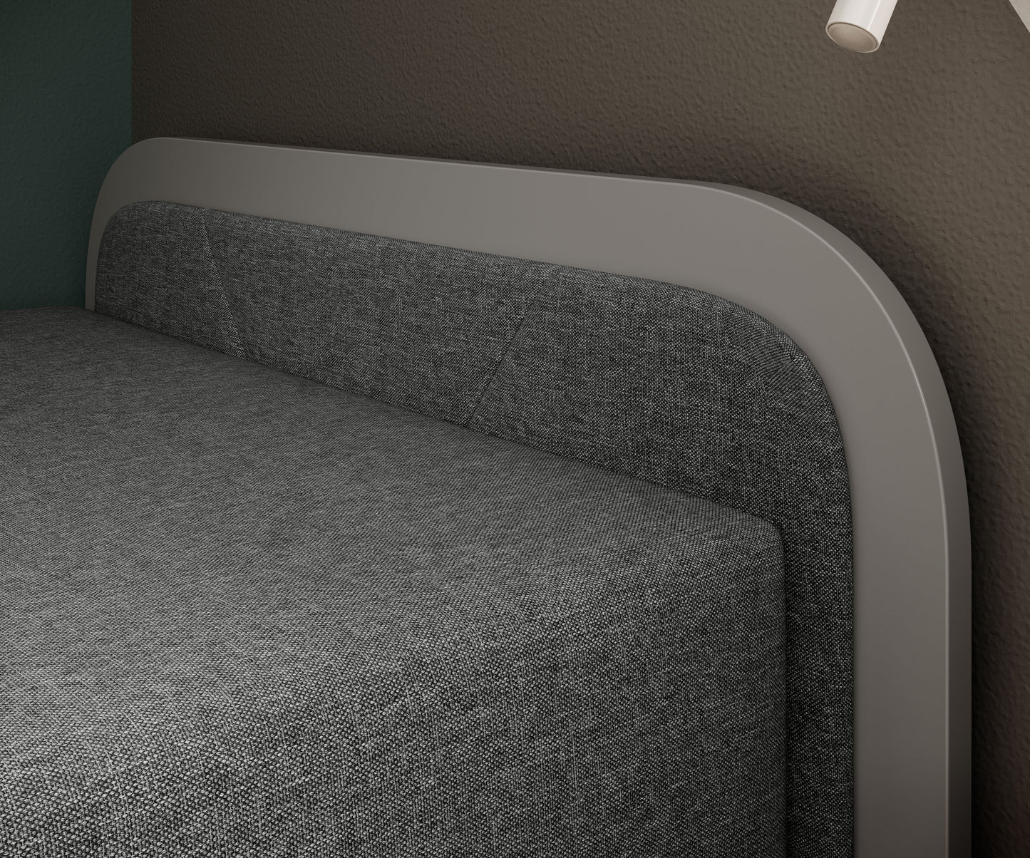 Detal zagłówka łóżka Parys II Sawana 21 (szary, układ prawy) z przeszywaną wstawką w tkaninie i gładką metalową ramą.