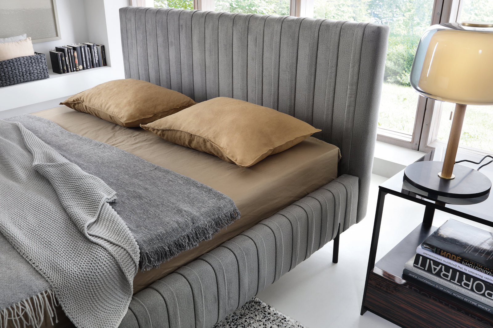 Zbliżenie na pionowe przeszycia zagłówka łóżka Plissa 140×200 w welwecie Nube 05 ciemnoszarym, uwidaczniające miękką fakturę materiału.