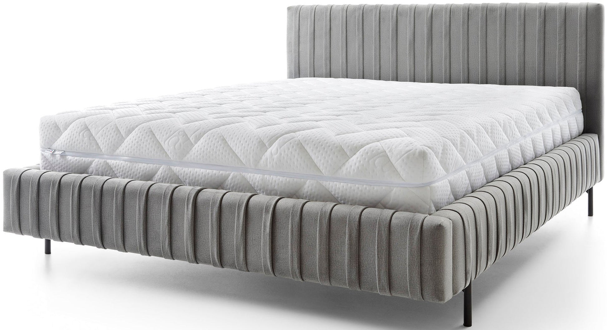 Łóżko Plissa 140×200 w welwetowym obiciu Nube 05 ciemnoszarym, z białym materacem i smukłymi czarnymi nogami, widok z przodu na białym tle.