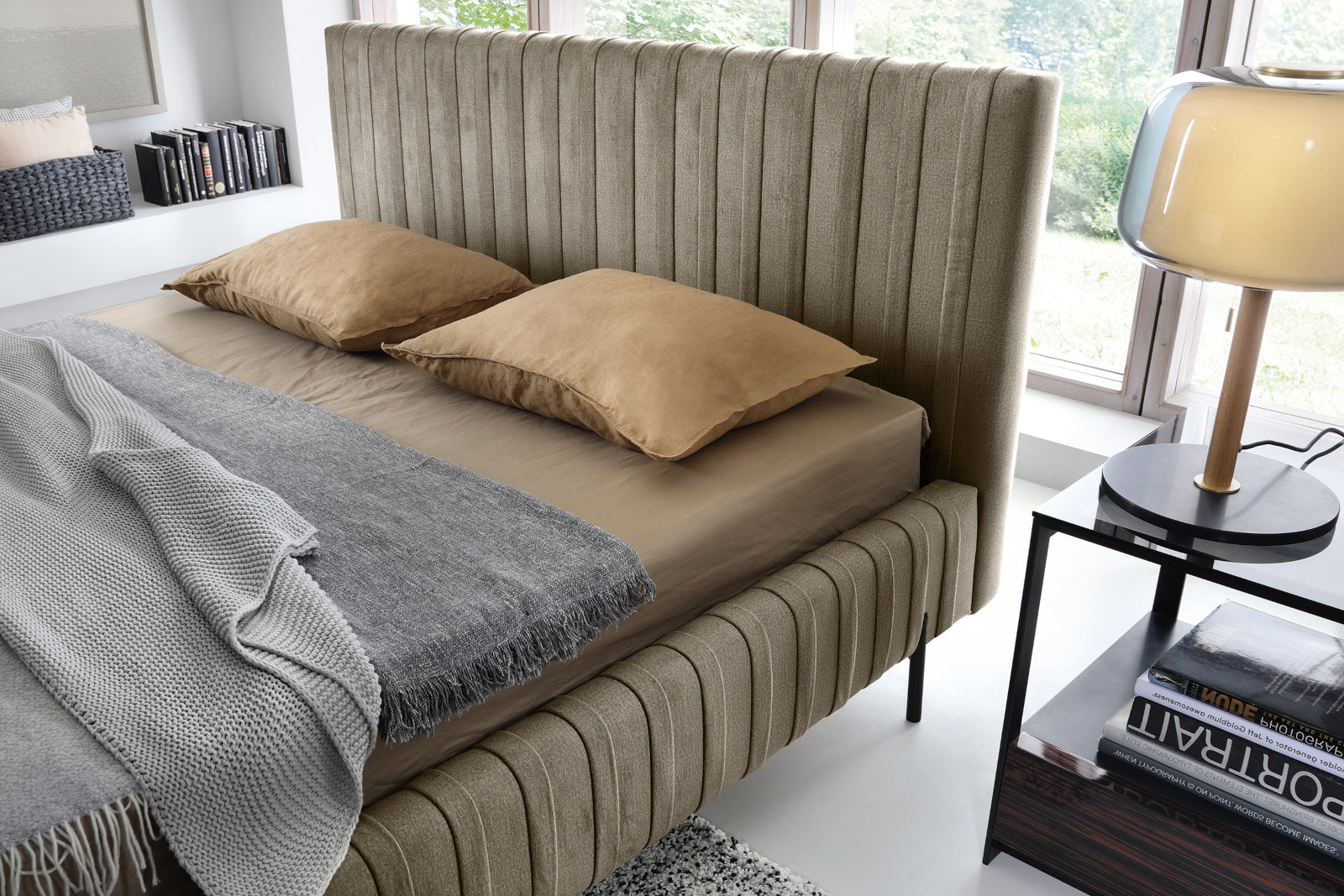 Zbliżenie na pionowe przeszycia zagłówka łóżka Plissa 160×200 w welwecie Nube 20 beżowym, uwypuklające miękką fakturę materiału.