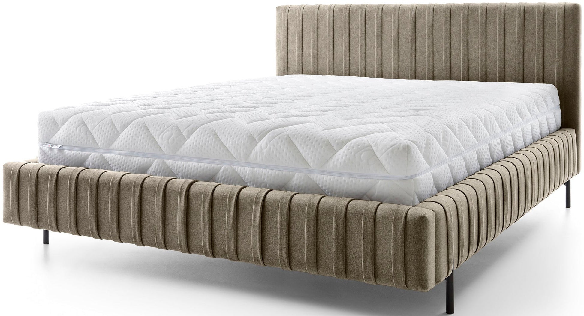 Łóżko Plissa 140×200 w welwetowym obiciu Nube 20 beżowym z białym, pikowanym materacem na smukłych czarnych nogach, widok z przodu na białym tle.