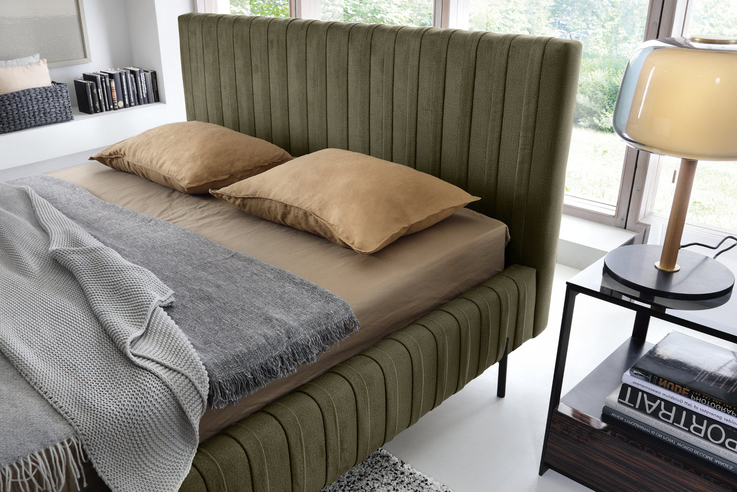 Zbliżenie na pionowe przeszycia zagłówka łóżka Plissa 160×200 w welwecie Nube 33 jasnozielonym, uwydatniające miękką teksturę materiału.