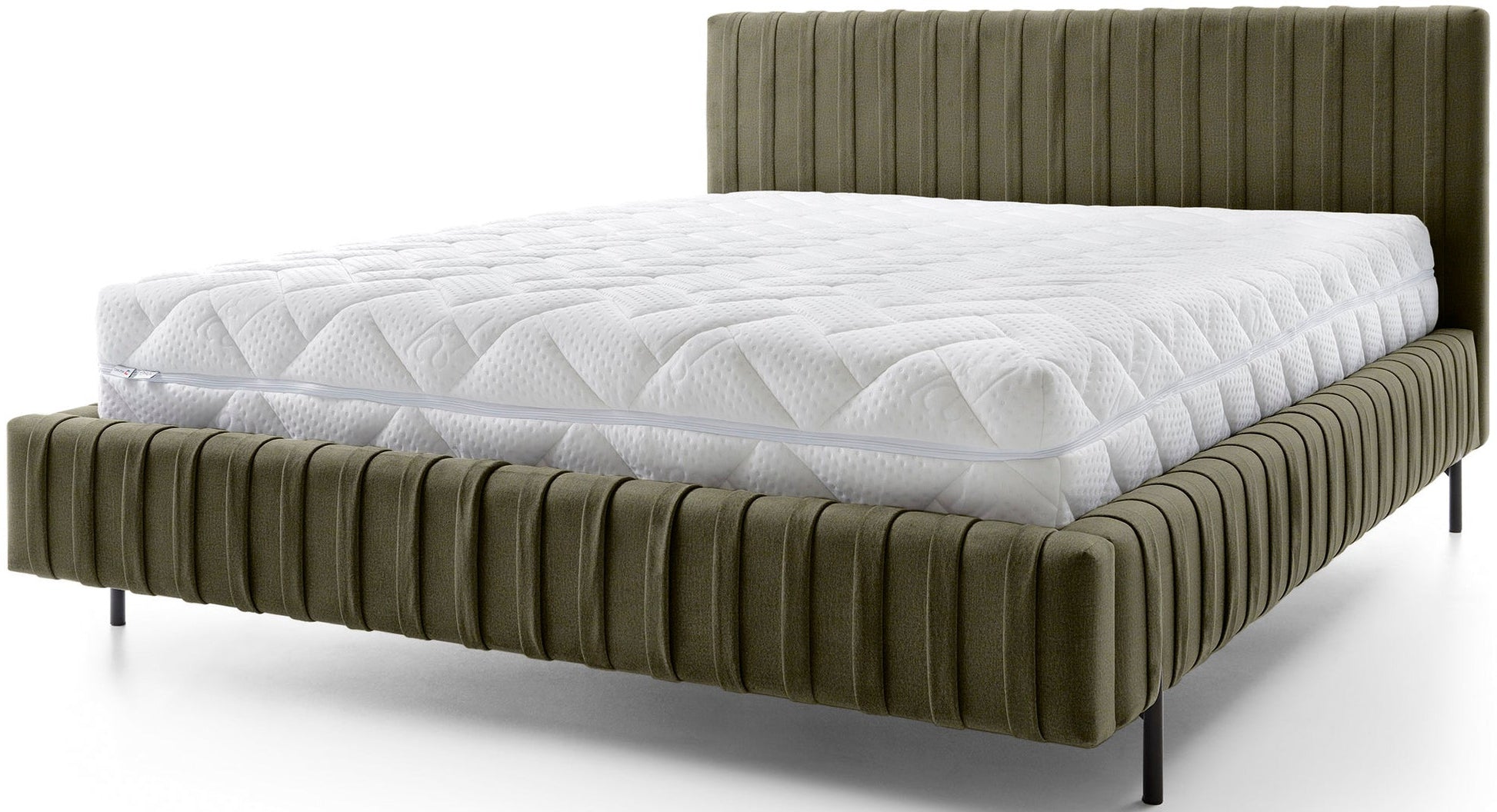 Łóżko Plissa 140×200 w welwetowym obiciu Nube 33 jasnozielonym z białym, pikowanym materacem na smukłych czarnych nogach, widok z przodu na białym tle.