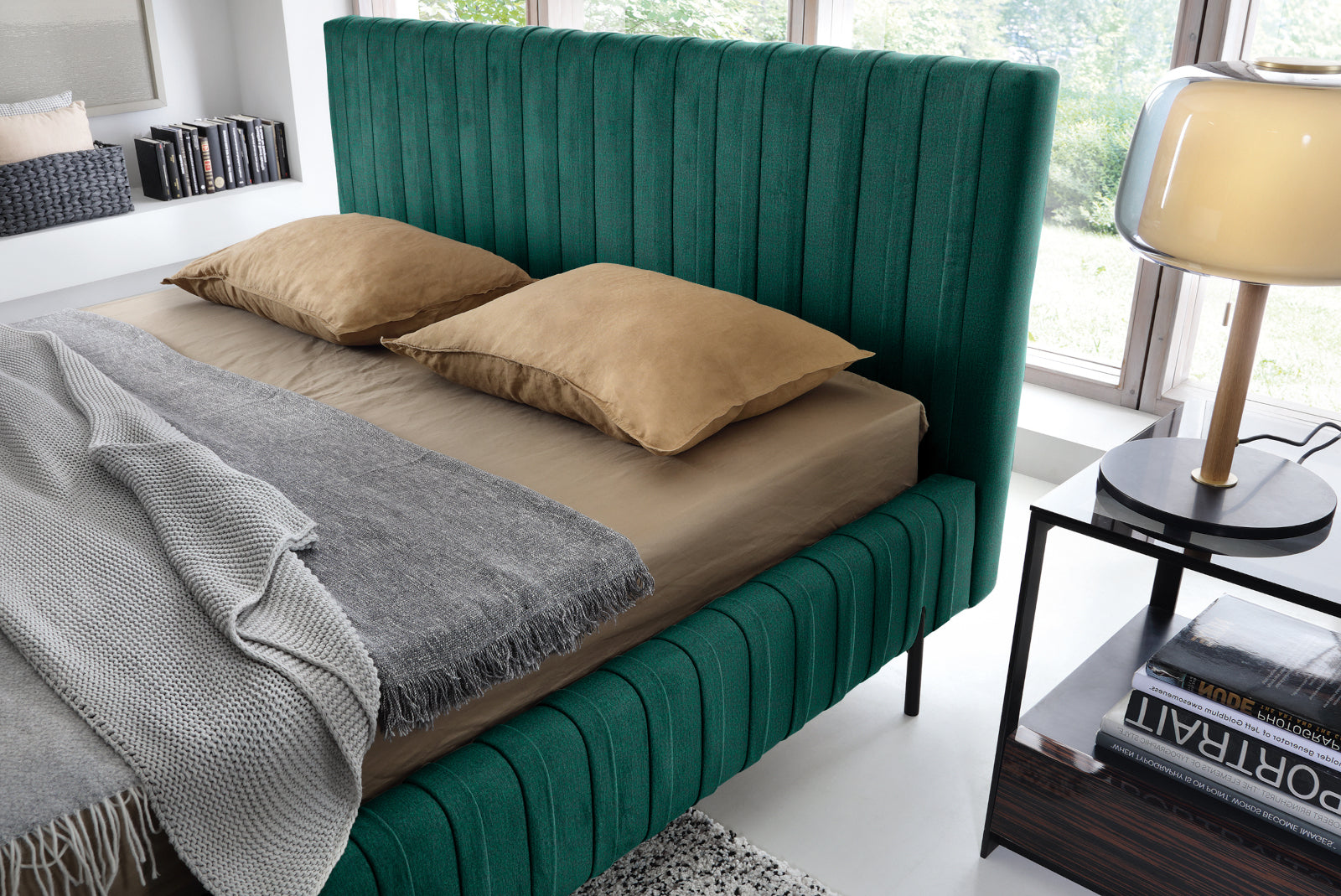 Zbliżenie na wysokie wezgłowie łóżka Plissa 140×200 w zielonej tkaninie Nube 35, uwydatniające pionowe przeszycia i fakturę materiału.